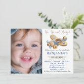 飛行機おもちゃ1歳の誕生日と写真 招待状 (スタンド正面)