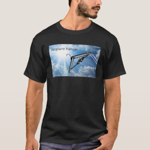 飛行機つる格納庫空港に行つるく。 Tシャツ