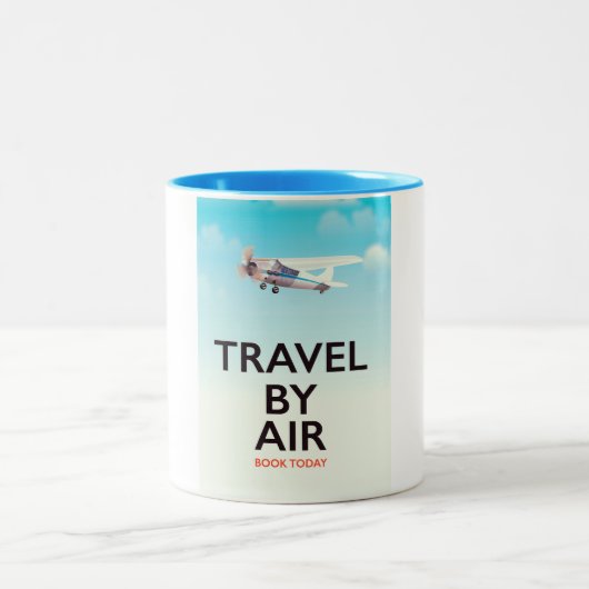 飛行機での旅行ポスター ツートーンマグカップ (中央)