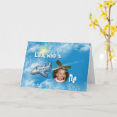 飛行機に乗ったテディベアの1歳の誕生日 カード (黄色い花)