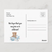 飛行機に乗った青いテディベアの1歳誕生日 ポストカード (裏面)