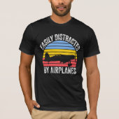 飛行機に簡単に気を取られる 面白い航空 Tシャツ (正面)