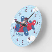 . .飛行機のウォールデコ飛んでいるールにキュートアビエーターパイロット ラウンド壁時計 (傾斜)