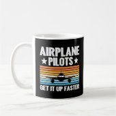 飛行機のパイロットが飛行機飛行機の速度を上げる コーヒーマグカップ (左)