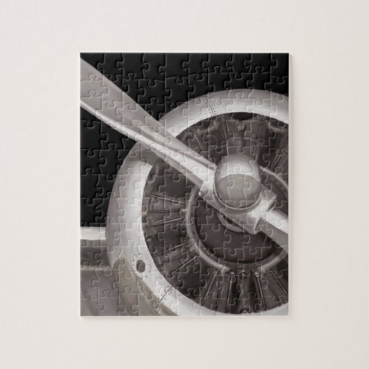 飛行機のプロペラのクローズアップ ジグソーパズル (縦)