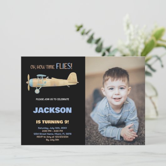 飛行機の誕生日招待状黒（写真付き） 招待状 (スタンド正面)
