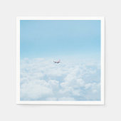 飛行機をテーマにした飛行機が上空を青空に飛ぶ スタンダードカクテルナプキン (正面)