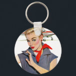 飛行機を盗んだ少女 キーホルダー<br><div class="desc">アーティスト：Coby Whitmore |青いジャンプスーツと赤いバンダナの飛行機の前の女の子</div>