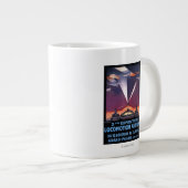 飛行機オ飛んでいるーバーサーチライトポスター ジャンボコーヒーマグカップ (正面右)