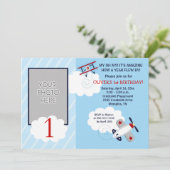 飛行機リトルアビエーター赤/青フォト誕生日 招待状 (スタンド正面)