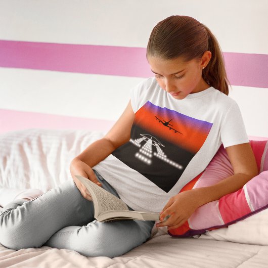 飛行機夜間における滑走路Tシャツへの着陸 Tシャツ