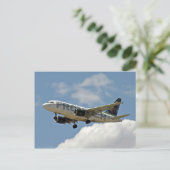 飛行機来が雲の中から飛び出し、空を飛び回る ポストカード (スタンド正面)