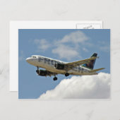 飛行機来が雲の中から飛び出し、空を飛び回る ポストカード (正面/裏面)