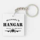 飛行機格納庫＆パイロット当番 パーソナライズギフト キーホルダー (裏面)