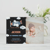 飛行機誕生日招待状ブラックブラウンW写真 招待状 (スタンド正面)