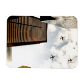 飛行機飛んでいるの建物 マグネット (横)