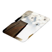 飛行機飛んでいるの建物 マグネット (左側)