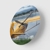 飛行機6の湖のフード、アンカレッジ、アラスカ、米国を浮かべて下さい ラウンド壁時計 (傾斜)