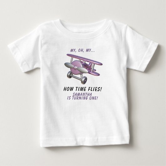 飛行機 わぁ時間飛ぶわ 初めての誕生日 ベビーTシャツ (正面)