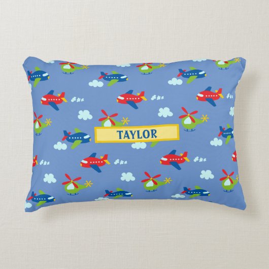 飛行機、ヘリコプター、雲のアートワークの青、名前 アクセントクッション (正面)