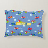 飛行機、ヘリコプター、雲のアートワークの青、名前 アクセントクッション (裏面)