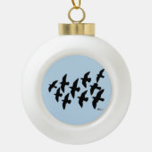 飛飛んでいる行鳩 セラミックボールオーナメント (正面)