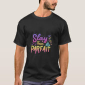 食おもしろい品Tシャツ – Slay Then Parfait Tシャツ (正面)