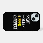 食べる寝るビール繰り返す iPhone 15ケース (裏面横)
