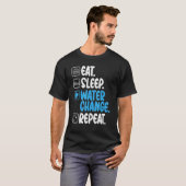 食べる 睡る 水 交換 繰り返す フィッシュオーナー Tシャツ (正面フル)