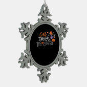 「食べろ、飲め、そして怖がれ」 スノーフレークピューターオーナメント (左)