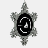 食べスリープリピート姿スケートで滑るスポーツファンことわざ スノーフレークピューターオーナメント (左)