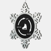 食べスリープリピート姿スケートで滑るスポーツファンことわざ スノーフレークピューターオーナメント (右)