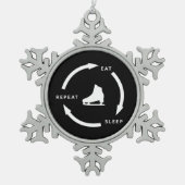 食べスリープリピート姿スケートで滑るスポーツファンことわざ スノーフレークピューターオーナメント (正面)