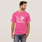 食べ寝乗りスノーモーバおもしろいーSLED SNOWMOB Tシャツ (正面フル)