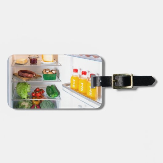 食べ物でいっぱいのオープン冷蔵庫 ラゲッジタグ (正面横)