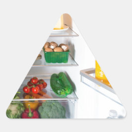 食べ物でいっぱいのオープン冷蔵庫 三角形シール