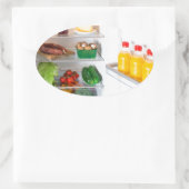 食べ物でいっぱいのオープン冷蔵庫 楕円形シール (バッグ)