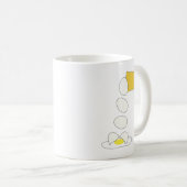 食べ物の戦い – チーズvs卵。 コーヒーマグカップ (正面右)