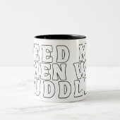 食べ物を与えよ抱き締める ツートーンマグカップ (中央)