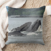 食べ物を与えザトウクジラ クッション (ブランケット)