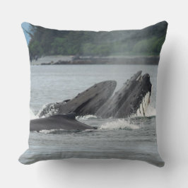 食べ物を与えザトウクジラ クッション