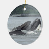 食べ物を与えザトウクジラ セラミックオーナメント (左)