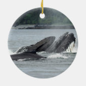 食べ物を与えザトウクジラ セラミックオーナメント (裏面)