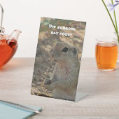 食べ物ビュッフェのテーブルリスのユーモアを言ったか 台座サイン (インサイチュ)