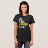 食べ眠りスタンドアップおもしろいスタンドアップ喜劇 Tシャツ (正面フル)