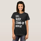 食べ眠りスタンドアップ喜劇リピートお気に入りの趣味 Tシャツ (正面フル)