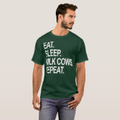 食べ眠り乳牛の繰り返しおもしろい農業農家 Tシャツ (正面フル)