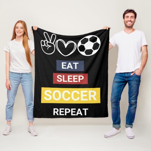 食べ眠るサッカー フリースブランケット (インサイチュ)