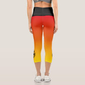 食べ走寝繰り返し夕日の背景 カプリレギンス (裏面)