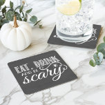 食べ飲み怖がるハローウィンパーティ スクエアペーパーコースター<br><div class="desc">次のハロウィーンのバッシュで離れは、その気のきいたカクテルを家具に付けてはいけない。これらの紙コースターはフェスティバルと不気味なシック！デザインは白い混合タイポグラフィで「飲み食べ、怖がる」とダークグレーの黒板の背景を備えている。クモが文字に潜んでデザインを完成。オプションの「パーソナライズ」フィールドを使用して、選択した名前または文字を追加する。一致するハローウィンパーティ項目の場所：</div>
